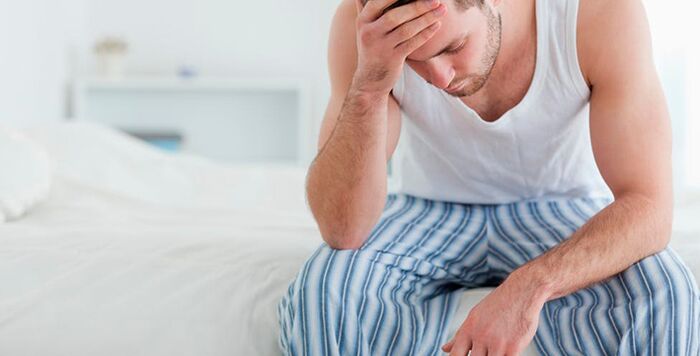Dolor de hemorroides en un hombre